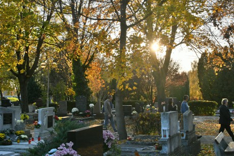 Örök világosság a temetőkertekben - Ökumenikus megemlékezés a Béla úti temetőben